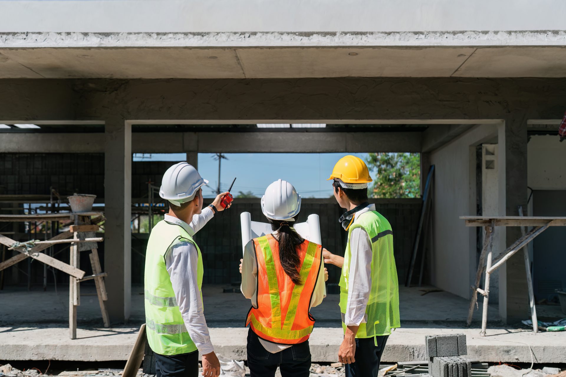 Site supervisor coordinating a work team